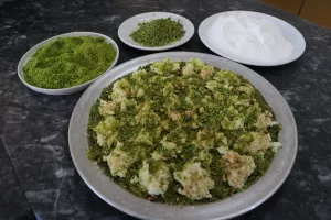 - Tel kadayıf, şeker, Antep fıstığı ve kaymağın birleşimiyle ortaya