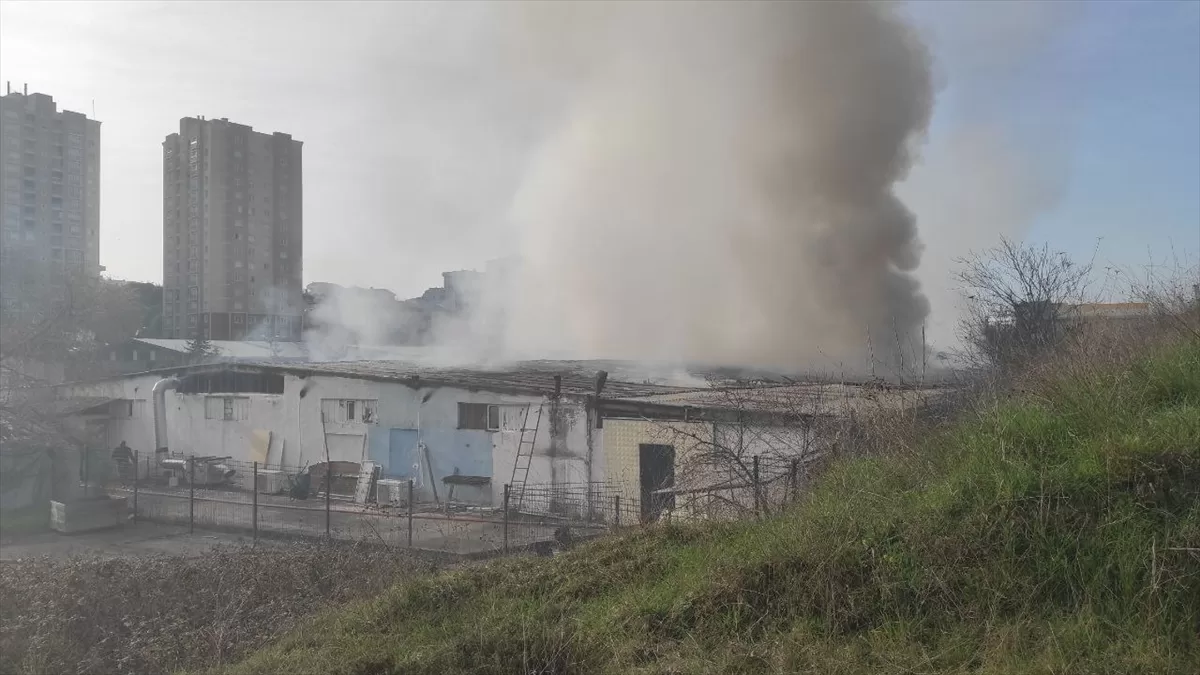 GÜNCELLEME – Kocaeli'de iş yerinin deposunda çıkan yangın söndürüldü