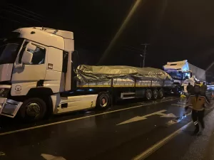 KONYA (AA) – Konya'nın Akşehir ilçesinde 4 tırın karıştığı trafik