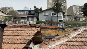 - Yolun altında bulunan iki gecekondunun çatıları zarar gördü