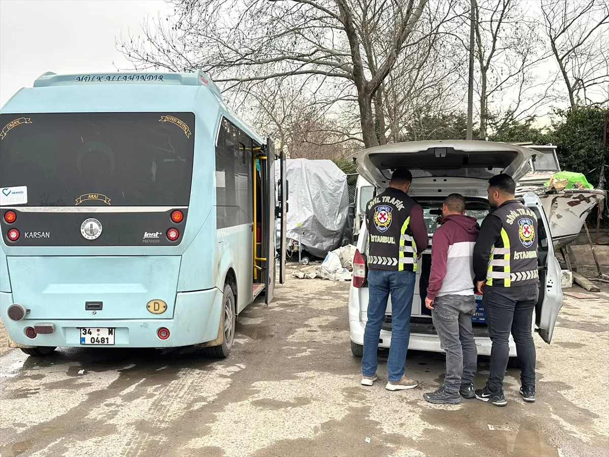 Maltepe'de kapısı açık yolcu taşıyan minibüse para cezası verildi