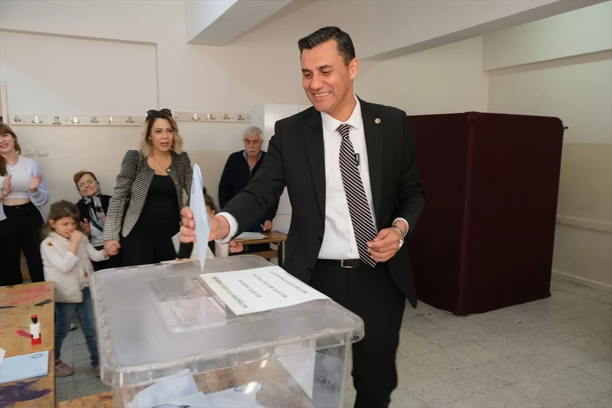 Manisa Büyükşehir Belediye başkan adayları Ergün ve Zeyrek oylarını kullandı