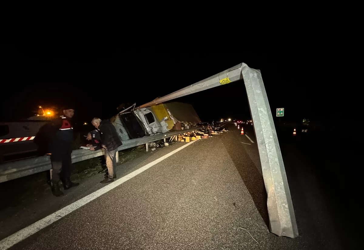 MANİSA (AA) – Manisa'nın Saruhanlı ilçesinde, refüjdeki aydınlatma direklerine çarparak