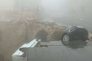 MARDİN (AA) – Mardin'in Artuklu ilçesinde sağanak nedeniyle çöken yoldaki