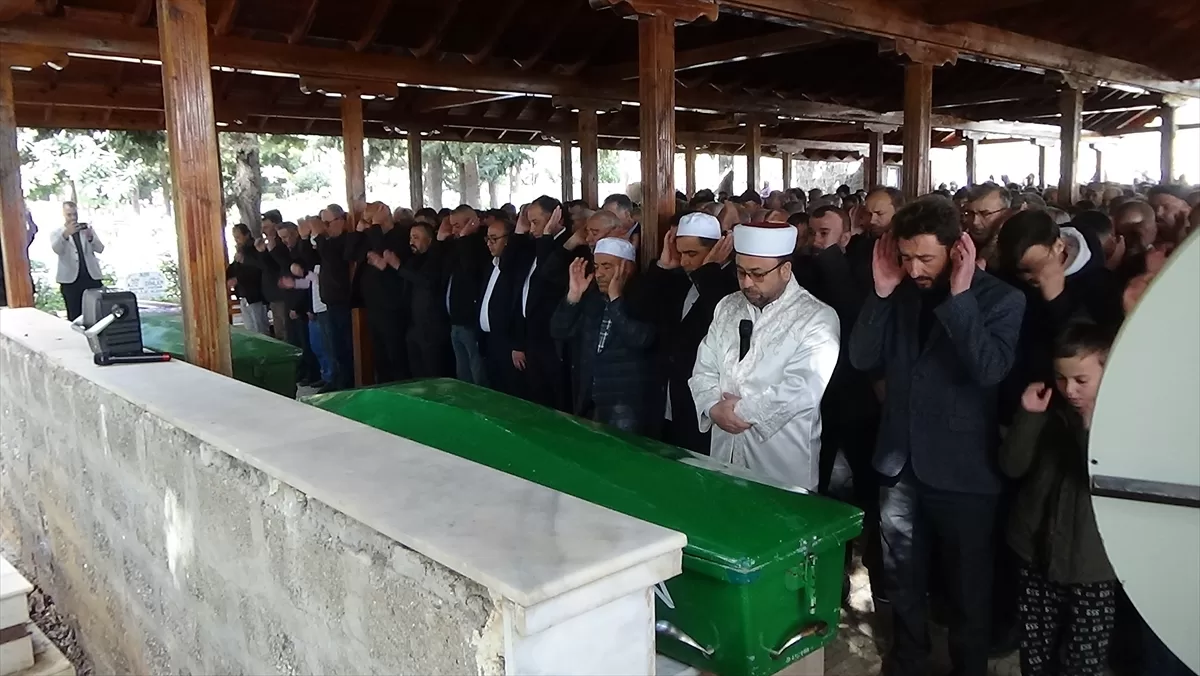 Mersin'de evde çıkan yangında ölen çiftin cenazesi defnedildi
