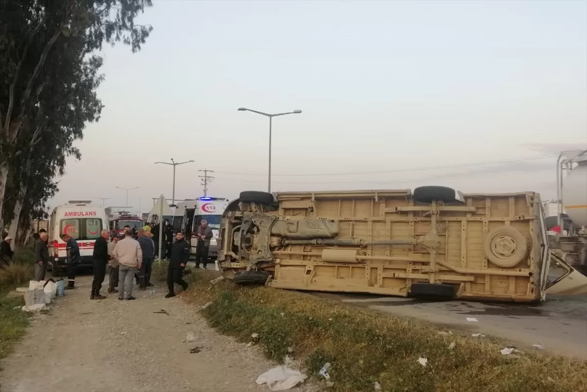 Mersin'de kamyonet ile çarpışan minibüsteki 6 tarım işçisi yaralandı