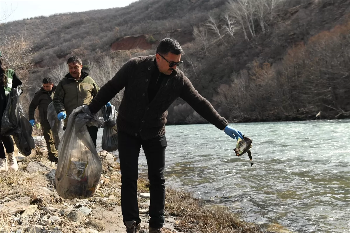 Munzur Vadisi'nde 400 kişinin katılımıyla çevre temizliği yapıldı