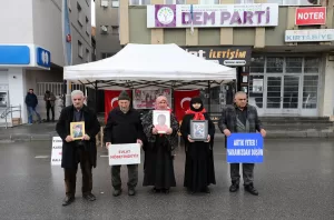 MUŞ (AA) – Muş'ta DEM Parti il binası önünde "evlat