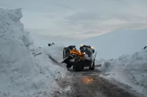 MUŞ (AA) – Muş'ta yoğun kar nedeniyle kapanan yolun ulaşıma