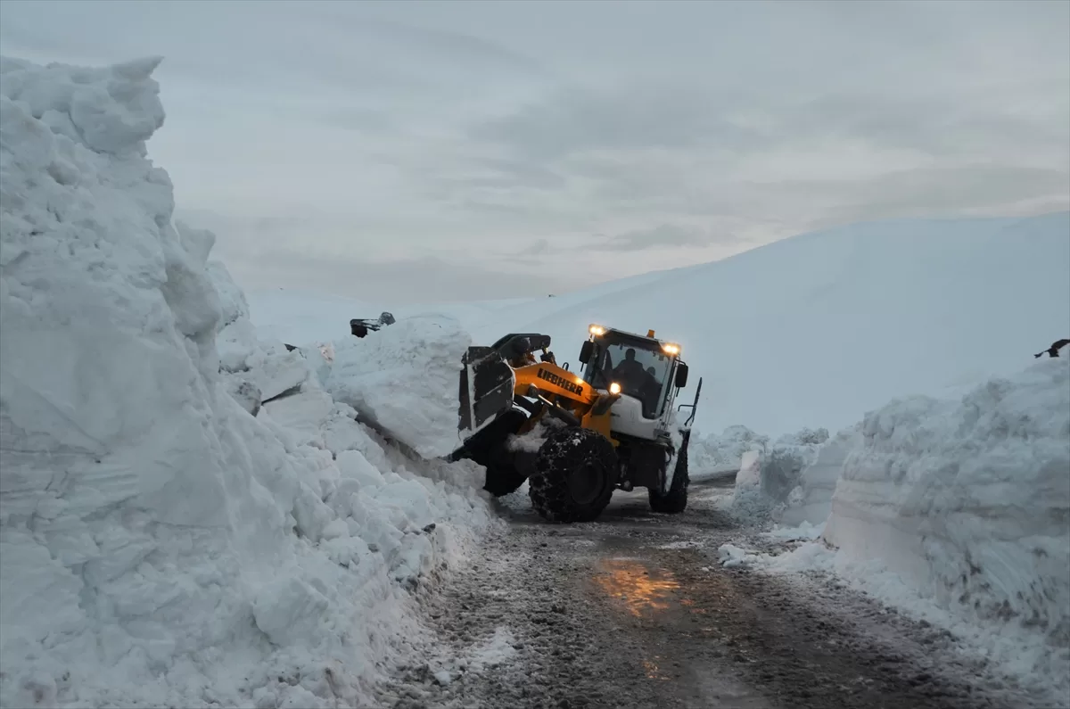MUŞ (AA) – Muş'ta yoğun kar nedeniyle kapanan yolun ulaşıma
