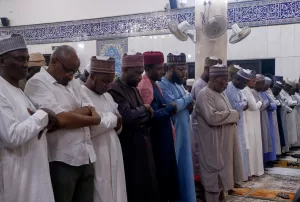 ABUJA (AA) – Nijerya'nın başkenti Abuja'daki camilerde binlerce Müslüman ilk