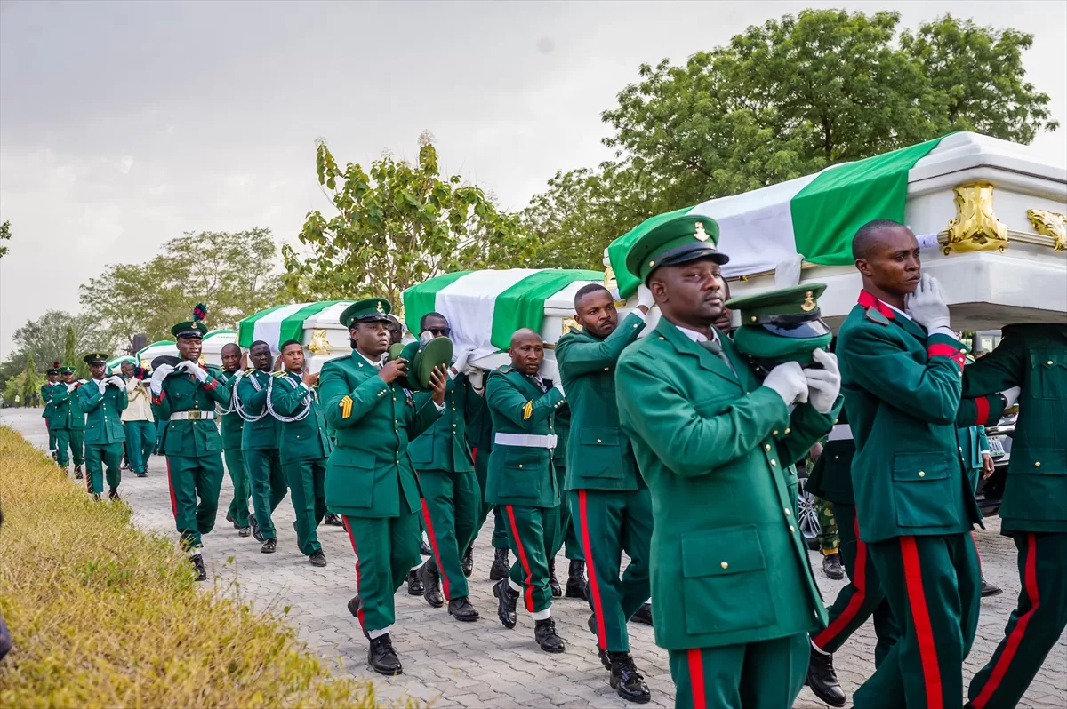 Nijerya'nın Delta eyaletindeki saldırıda ölen 16 askerin cenazesi defnedildi
