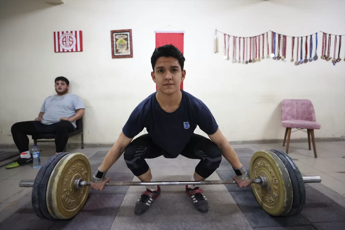 Okulun deposundaki spor salonunda haltere başlayan öğrenciler, Türkiye şampiyonu oldu