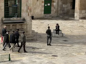 - Baskın, Yahudilerin Purim Bayramı'nın ilk gününde gerçekleşti