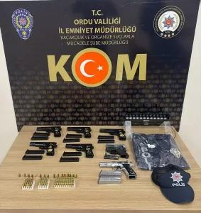 ORDU (AA) – Ordu'da polis ekiplerinin durdurduğu otomobilde 6 ruhsatsız