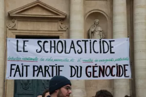 PARİS (AA) – Fransa'nın başkenti Paris'te öğrenciler, Filistin halkıyla dayanışma