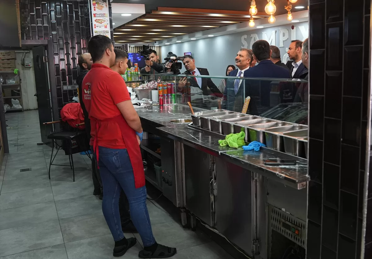 Sağlık Bakanı Koca, Mamak'ta ziyaretlerde bulundu