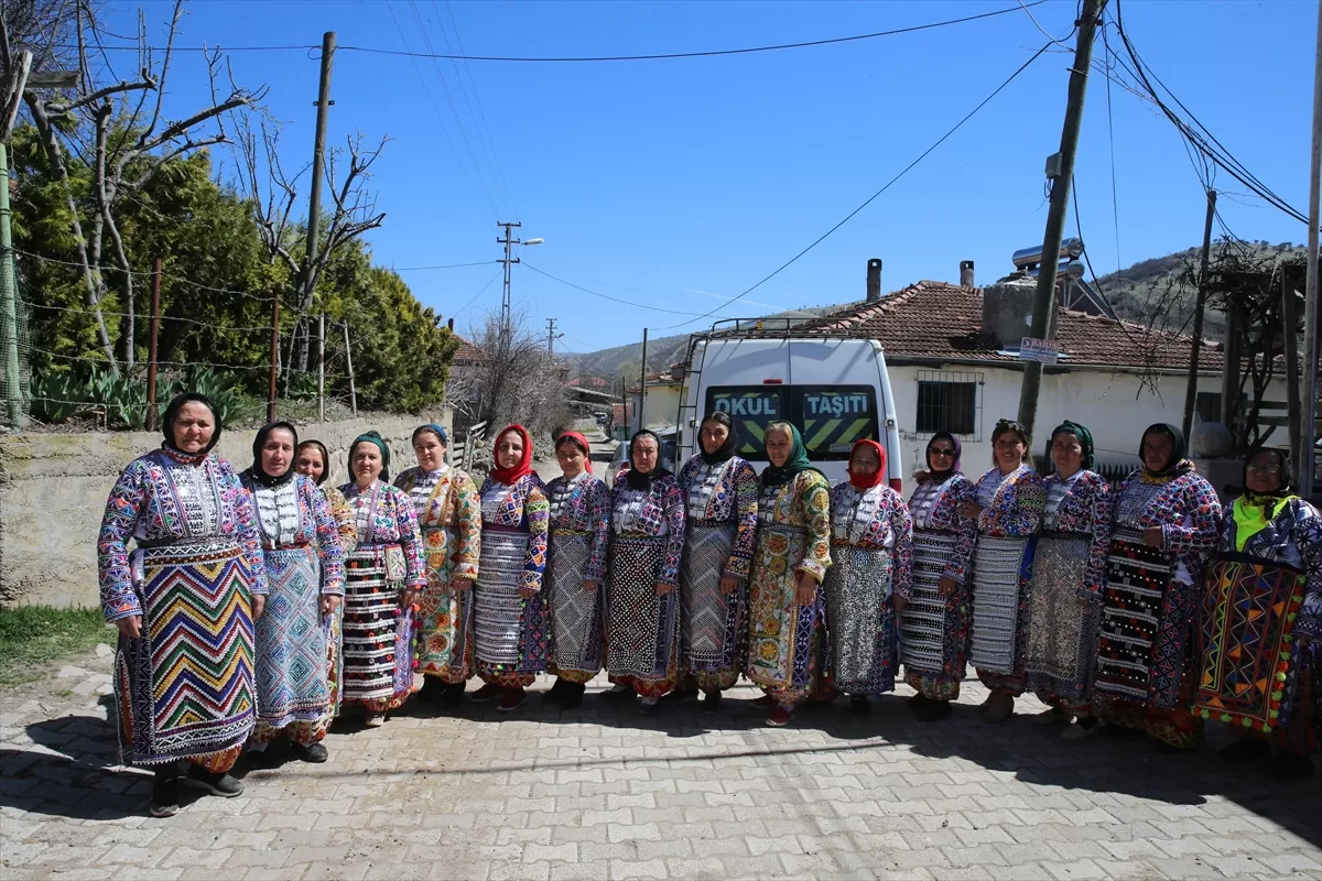 Sandık başına yöresel giysileriyle gittiler