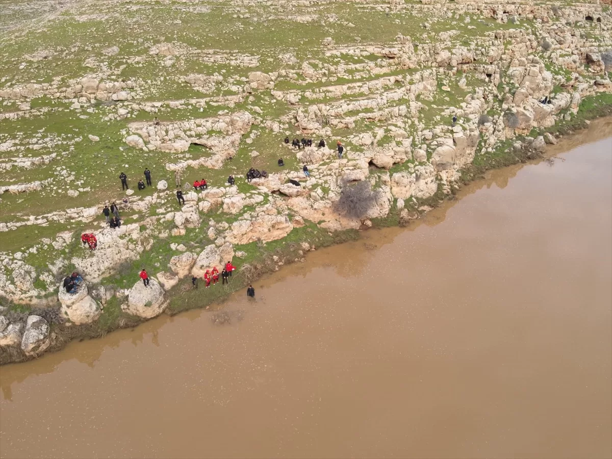 Şanlıurfa'da dereyi geçerken yükselen suya kapılan çocuk 6 gündür aranıyor