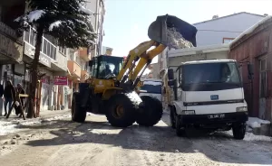 KARS (AA) – Kars'ın Sarıkamış ilçesinde, çatılarda oluşan buz sarkıtları