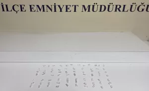 - Güvenlik kamerasınca kaydedilen görüntülerde, şüphelinin uyuşturucunun saklandığı alana gelerek