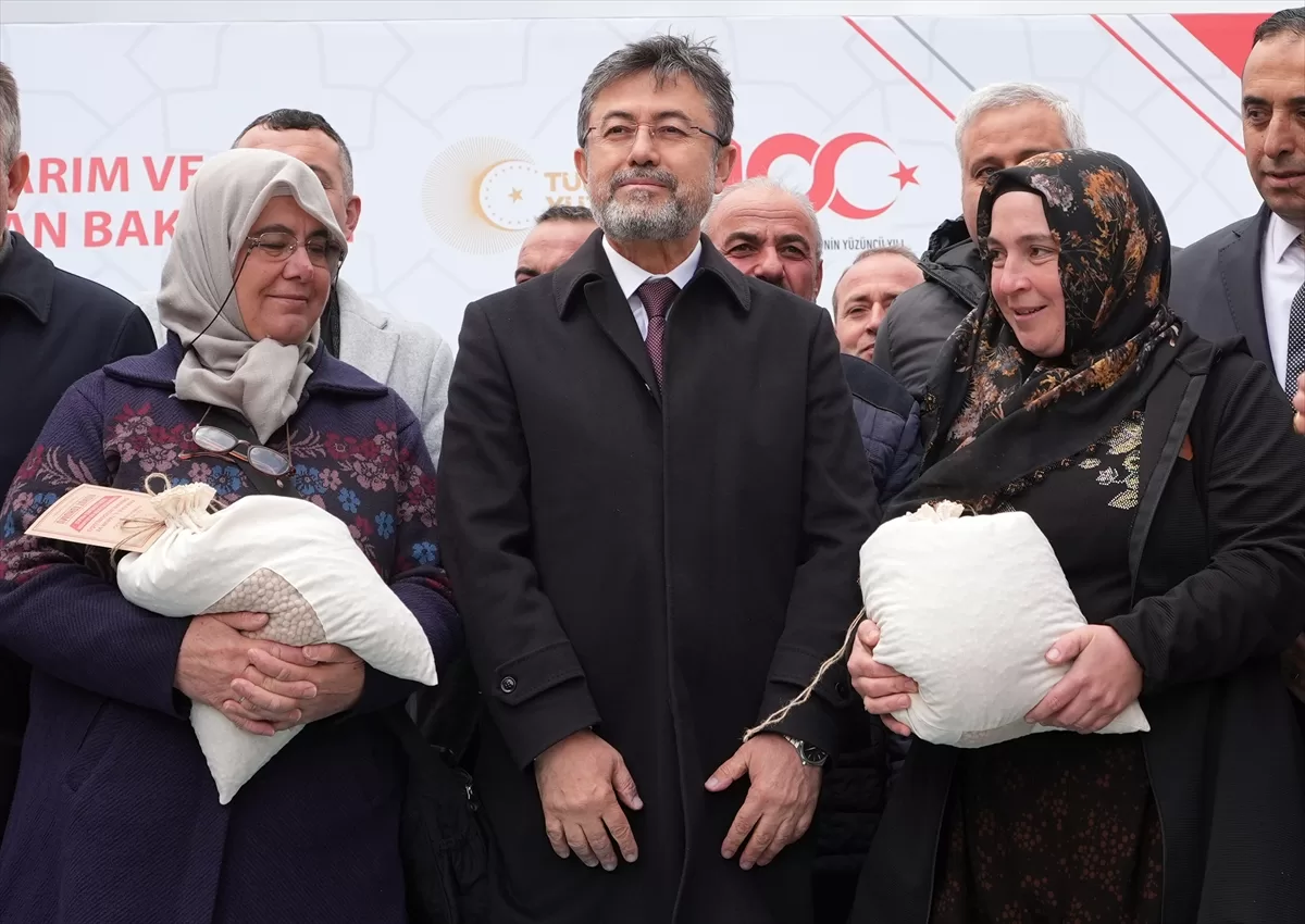 Tarım ve Orman Bakanı Yumaklı, Mamak'ta çiftçilere tohum dağıttı: