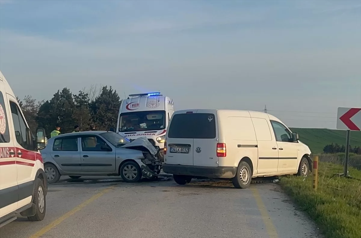 Tekirdağ'da otomobille hafif ticari araç çarpıştı, 7 kişi yaralandı