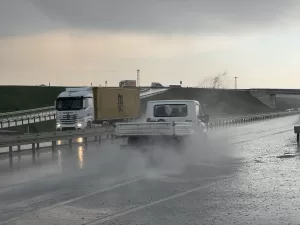 TEKİRDAĞ (AA) – Tekirdağ'da gök gürültülü sağanak hayatı olumsuz etkiledi.