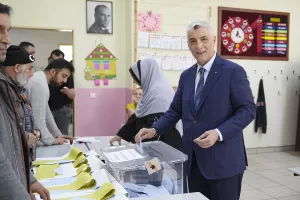 - "Merkezi hükümetle birlikte ilçelerde, illerde, büyük şehirlerde büyük bir