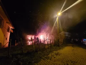 TOKAT (AA) – Tokat’ın Niksar ilçesinde çıkan yangında 2 katlı
