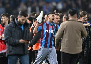 - Trabzonspor'u deplasmanda 3-2 mağlup eden Fenerbahçe'de maç sonunda oyuncuların
