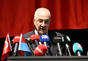 - Genel kurulda Mahmut Ören, Hayrettin Hacısalihoğlu ve Emin Kahraman,