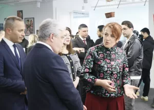 - Türk sanatçı Ayşe Emel Gümüş ile Çinli Şia Pıngçıng'ın