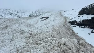 VAN (AA) – Van'ın Bahçesaray ilçesinde çığın düştüğü mahalle yolunda