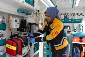 VAN (AA) – Van'da İl Ambulans Servisi Başhekimliğinde görevli kadın