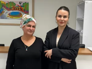 İZMİR (AA) – TEZCAN EKİZLER – İzmir'de yüzündeki lekeler nedeniyle