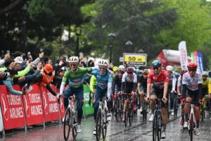 - Dereceye giren sporculara ödüllerini Gençlik ve Spor Bakanı Osman