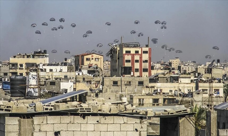 ABD, Gazze’nin kuzeyine 25 binden fazla öğüne denk gelen insani yardımı havadan indirdi