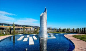 - Sanatçı Mert Ege Köse'nin havalimanındaki 1,5 ton atık alüminyum