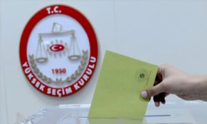 Yerel seçimden zaferle çıkan CHP’li yeni belediye başkanları, koltuğa oturur