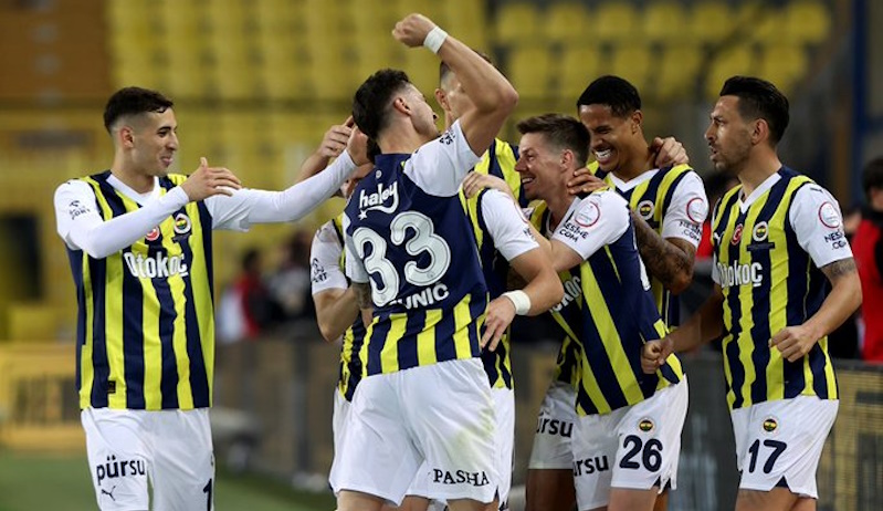 Fenerbahçe, Sivasspor ile maçında ilk yarıyı 1-0 önde bitirdi
