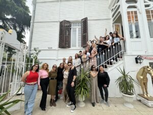 İSTANBUL (AA) – Çeşitli dans türlerinin sergilendiği “Nina” gösterisi, İstanbul’da