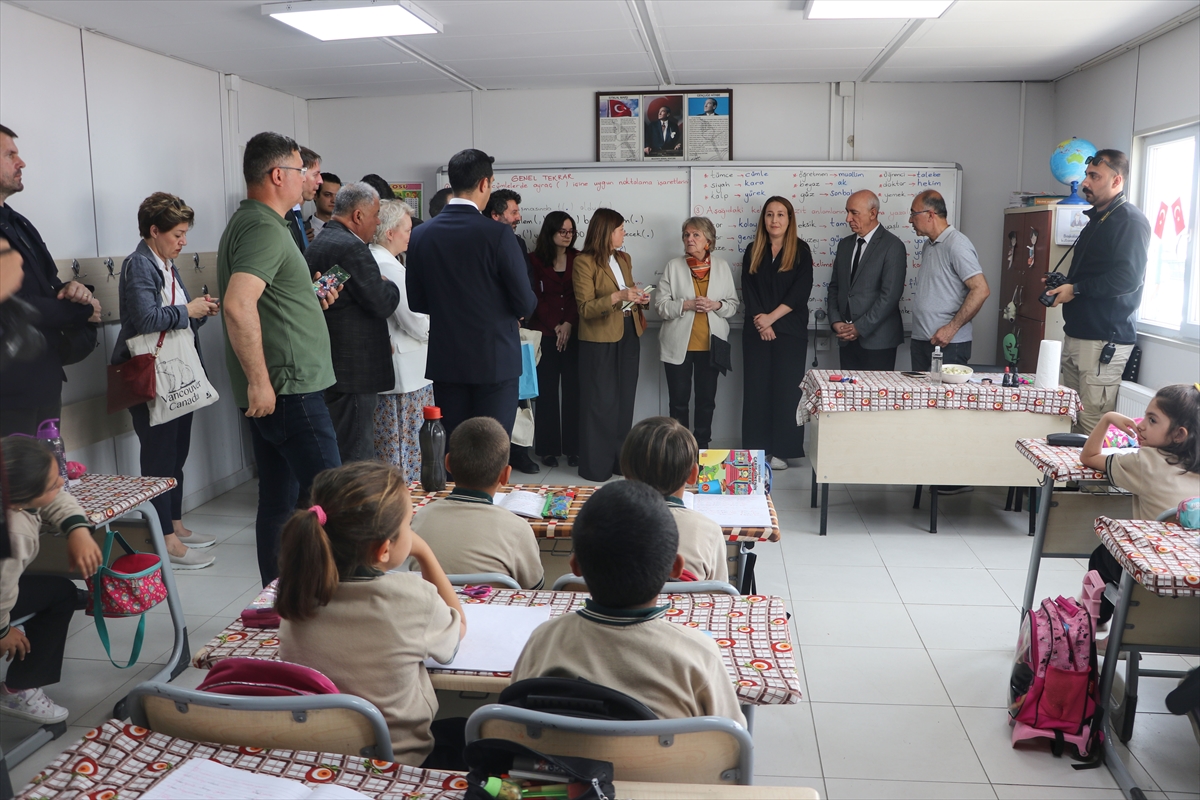 AB Komisyonu üyesi Ferreira, Nurdağı'nda depremzedeleri ziyaret etti: