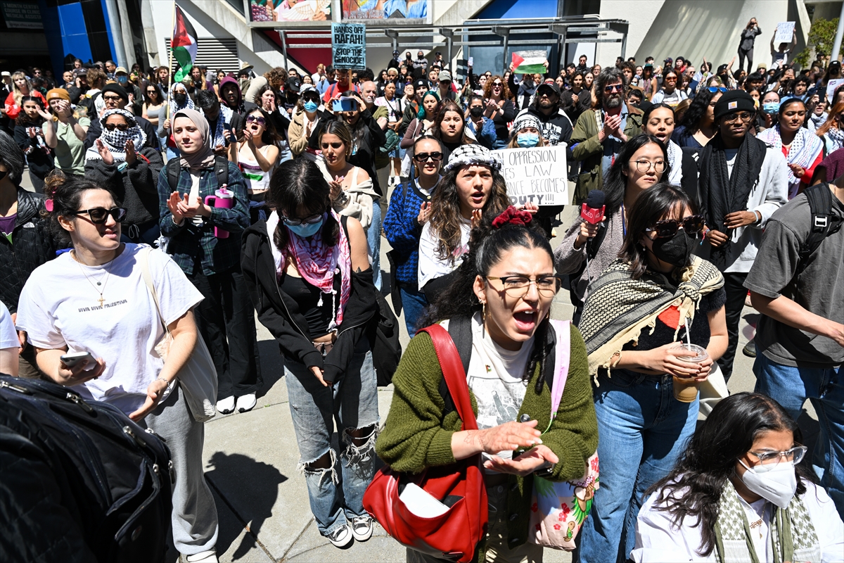 ABD’de, Filistin destekçisi protestolara San Francisco Üniversitesi öğrencileri de katıldı