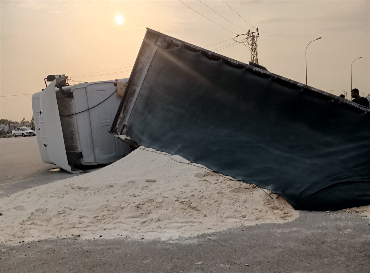 Adana'da bir tır yolda oluşan çukura düştü