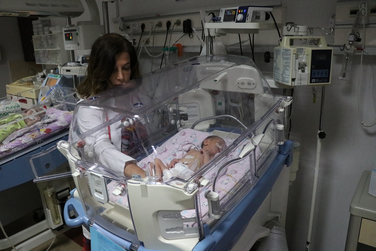 Adana’da kazada ölen anneden sezaryenle alınan bebeğin sağlık durumu iyiye gidiyor