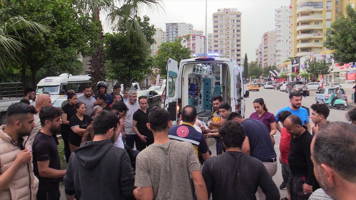 Adana'da refüje çarpan motosikletteki 2 kişi yaralandı