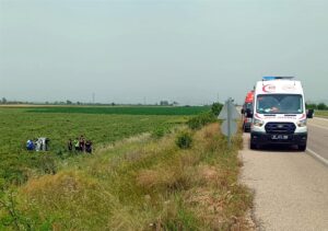 ADANA (AA) – Adana'nın Kozan ilçesinde, şarampole devrilen otomobildeki 1