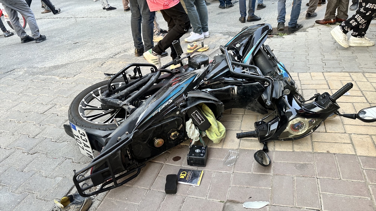 Adıyaman'da  otomobil ile motosikletin çarpıştığı kazada 3 kişi yaralandı