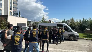 - Kavga çevredeki bir iş yerinin güvenlik kamerasınca kaydedildi